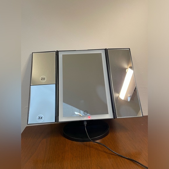 Clearance! / BeatyWorks Adjustable LED Lights Mirror. - Picture 3 of 13